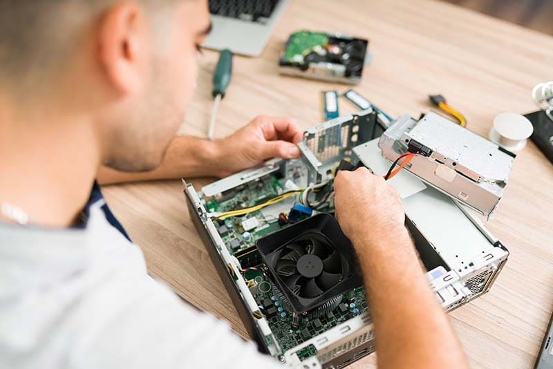 Technicien qui répare un ordinateur