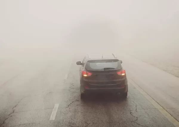Voiture dans une tempête de neige